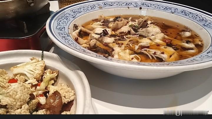 国庆聚餐
国庆节，儿子带着儿媳、孙女回辽宁儿媳的娘家。
昨天晚上，招呼儿子一家出