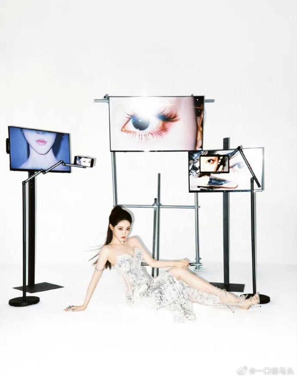 祝绪丹这AI美姬也太顶了！银色亮片裙自带赛博滤镜，金属脸饰破碎感绝了，把甜美中和