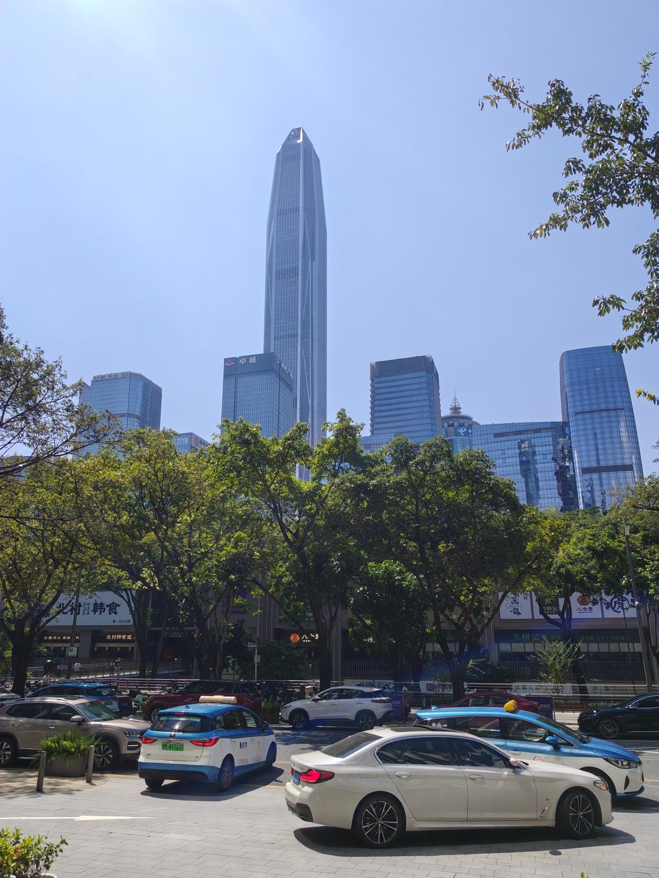 在大城市生活和工作有很多好处。比如说，先进的医疗、高质量的教育、事业发展的大平台