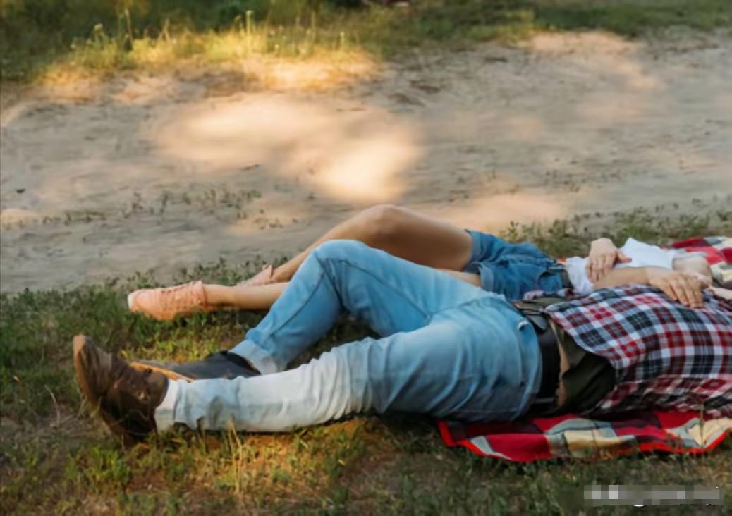 贵州遵义，一女子和线男网友线下见面，收下对方给的 500 块钱后，二人跑到郊外野