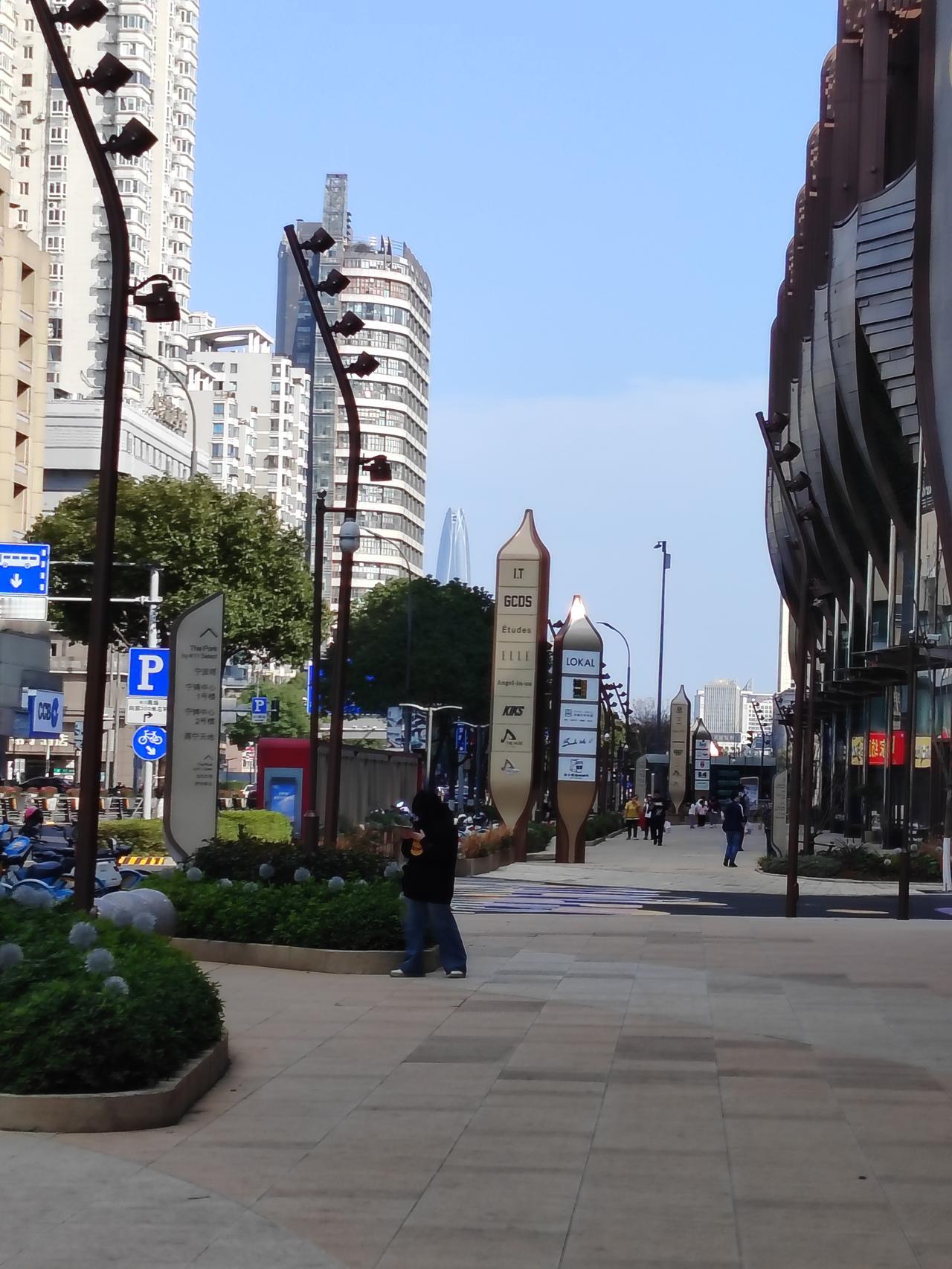 在职场中，切勿为了所谓的合群，而沉迷于日常的家长里短或者八卦中。不少人在办公室里