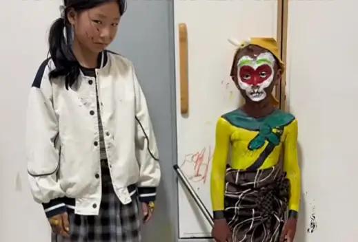 山东一位宝妈下班回家，刚推开门就愣在原地。客厅地板上摊着颜料盘，姐姐正举着画笔往