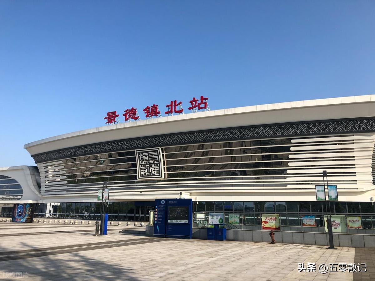 这件事最魔幻的地方在于：一个烧了上千年窑火的城市，GDP却全省倒数第一。
省领导