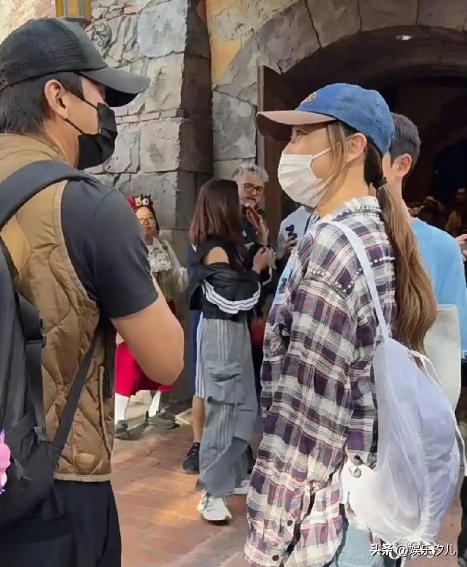 邓超迪士尼偶遇应采儿一家


邓超带小花逛迪士尼，竟意外撞见应采儿母子！应采儿主