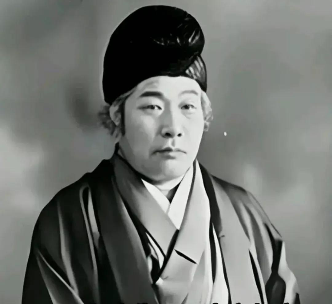 日本有个神棍叫王仁三郎，他没读过什么书，就靠算命和给人看病混社会，这人神神叨叨的