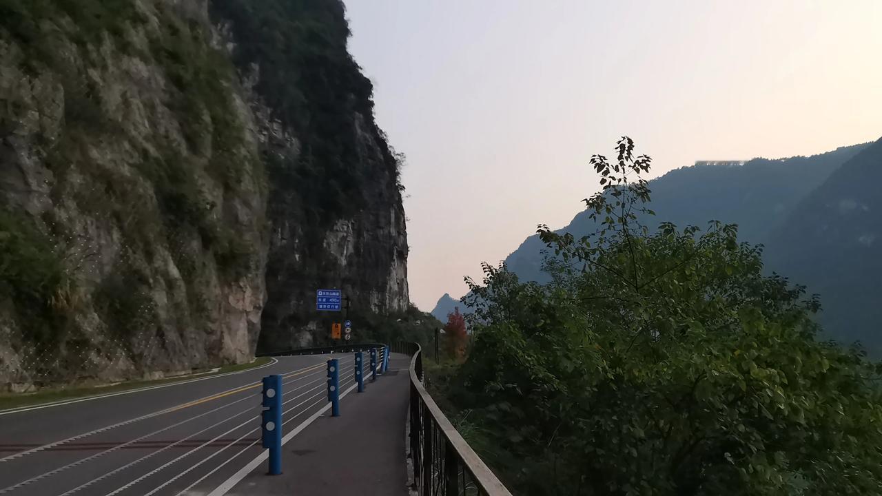 到宜昌了。过葛洲坝去三峡大坝。途经西陵峡。（至武汉西进去岳阳，环洞庭湖，环南湖，