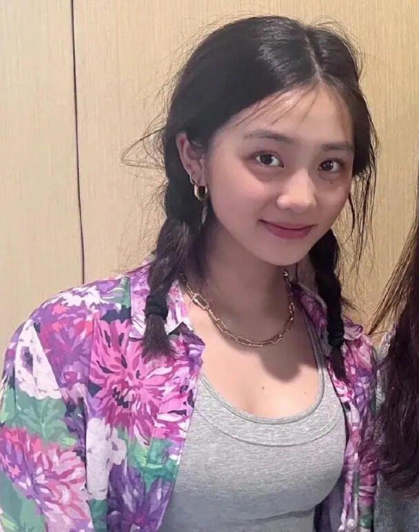 黄多多，桃李年华，那年的小孩姐迎来了最佳赏味期，古典温婉长相，泪痣更是点睛之笔。