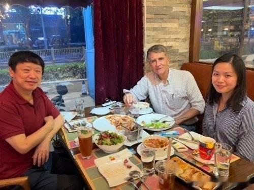 胡锡进能和王月眉混在一起，至少能证明胡锡进不老实，但凡有一点底线也不会主动和这些