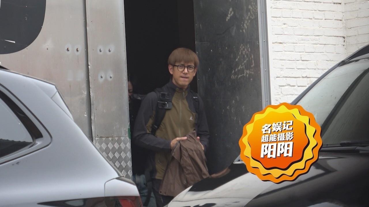 李现精准锁定狗仔镜头  一出门就迅速发现狗仔的人形镜头捕捉器，好眼力的现哥[偷笑