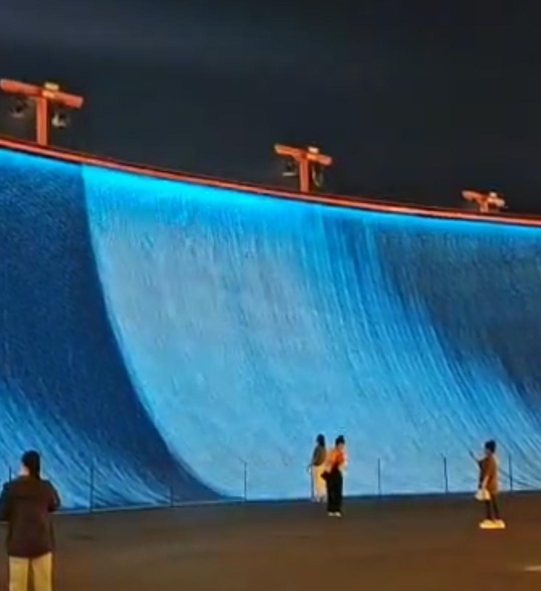 有的地方是发钞票，真金白银，用的是财政税款，收的税补贴民众，取之于民，用之于民。