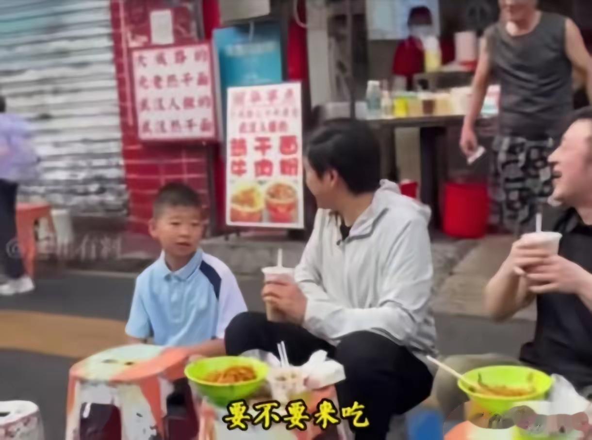 雷军啊雷军，自己都没有想到在武汉的街头。竟然被一位小姑娘给妥妥的甩了脸色。
就连