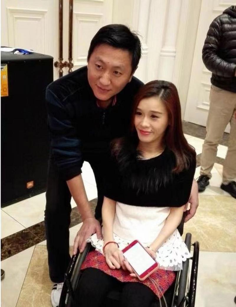 桑兰瘫痪27年了，生活完全依赖他人。喝水、吃饭、盖被子、穿衣服，全都要别人帮忙。