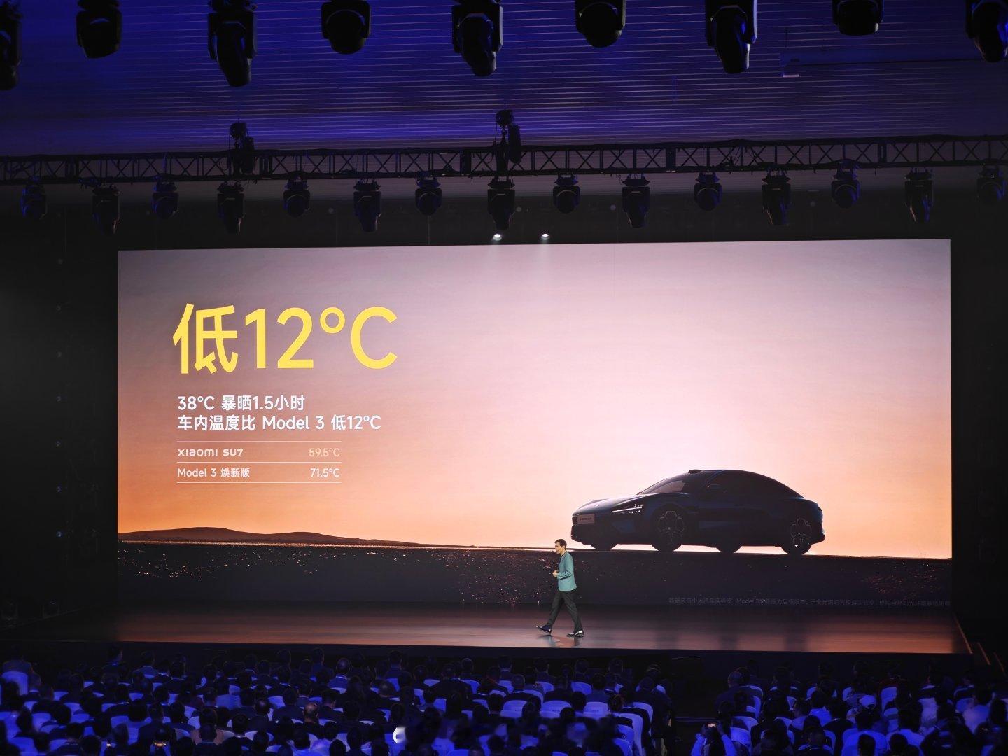 #小米su7# 对标特斯拉Model3，防晒能力遥遥领先。前后竟然还有雨伞收纳槽