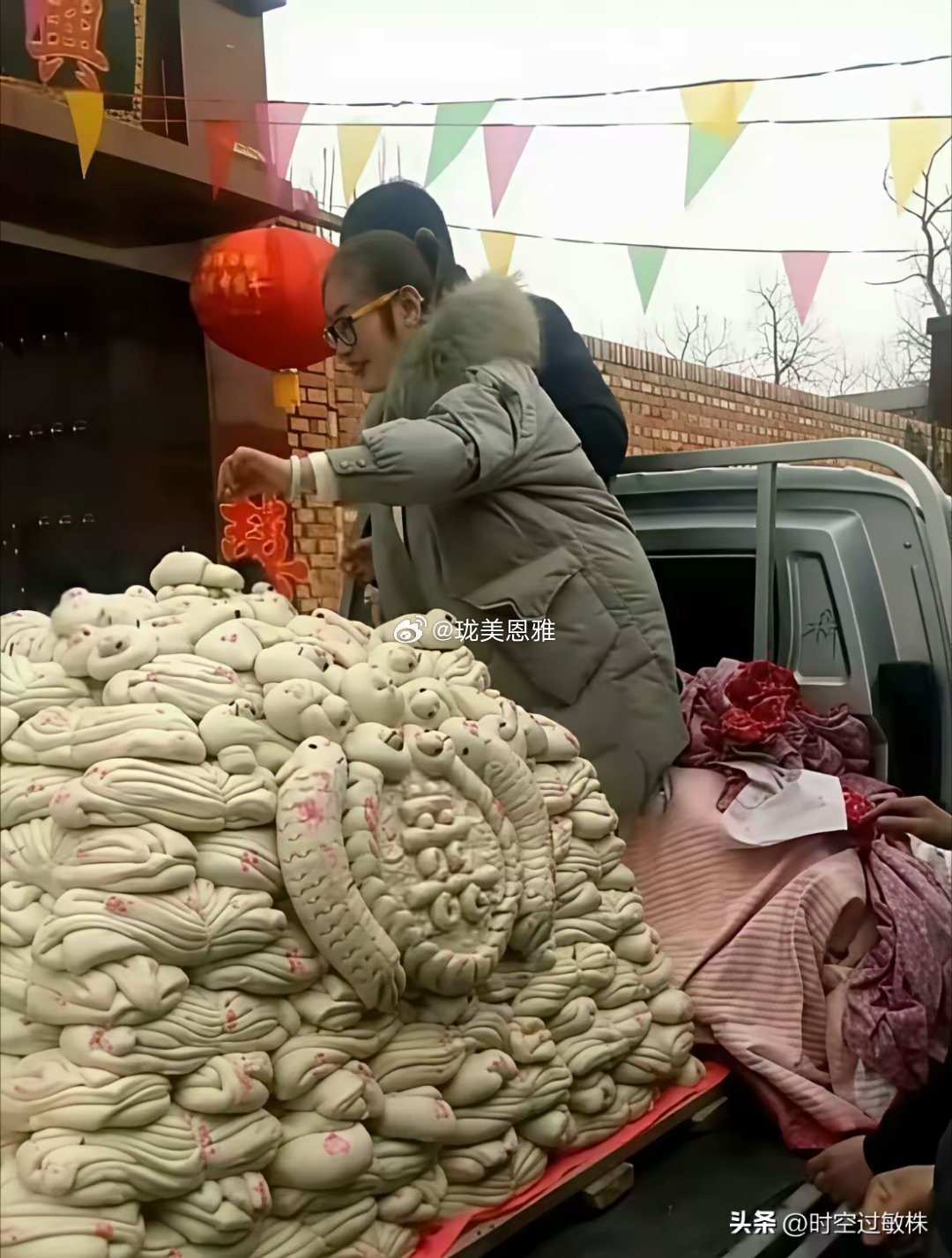 山东结婚，有人送一百斤馒头，这也太顶了，噎得慌，吃不完坏了扔掉就浪费了 