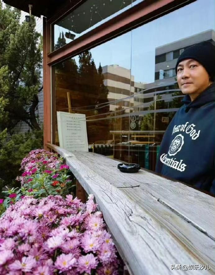 张卫健澄清乱扔烟

张卫健夫妇被拍疑似往花盆扔烟头，瞬间引发“没素质”争议！张卫