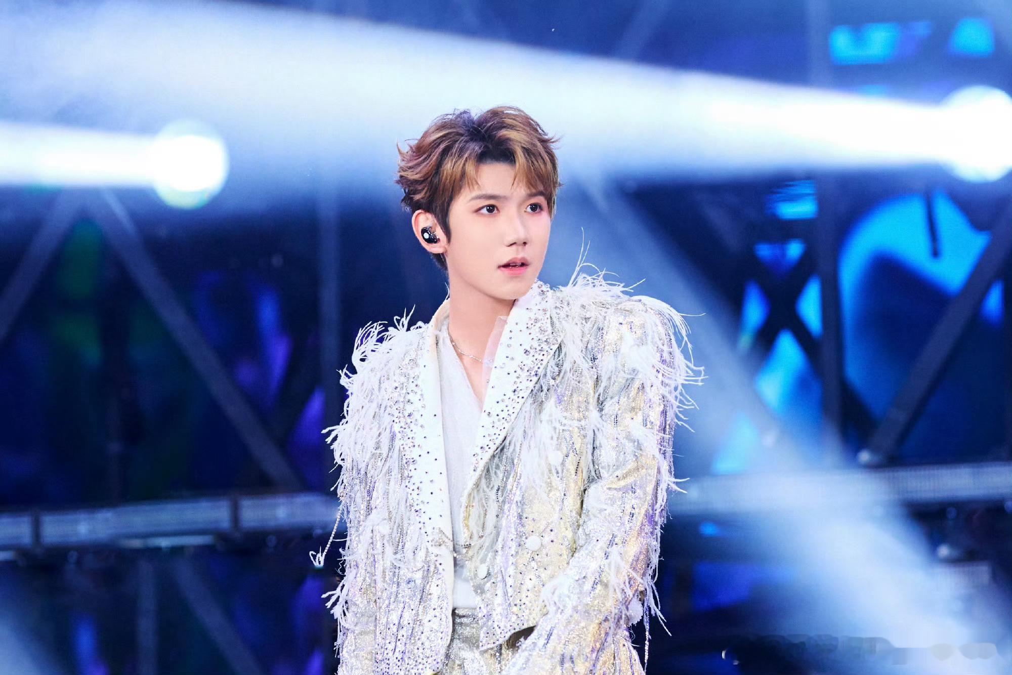 王源[超话] 💚王源宇宙超级无敌大大狂欢巡演💚 王源红之品牌卸妆代言人 我想