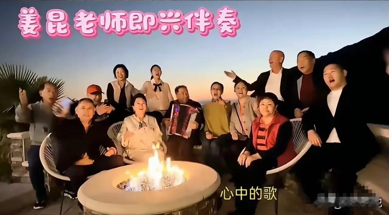 老艺术家们不辞辛苦，跨越千山万水，到达异国他乡，一起喝着红酒，唱着《我和我的祖国