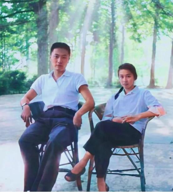 1975年，陈毅的儿子陈小鲁和粟裕的女儿粟惠宁结为伉俪，在庐山度蜜月的照片。你瞧