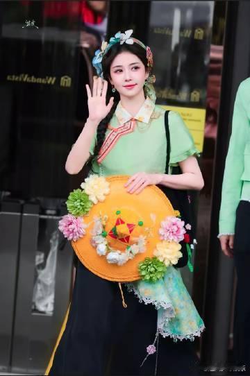 郑恺说白鹿是蝴蝶 让心灵在这一幅画中自由飞翔，郑恺将每位MC比作森林的精灵，白鹿