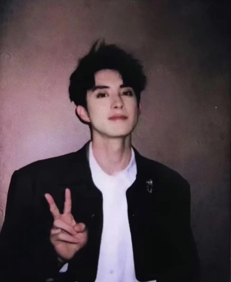 |   敖瑞鹏怒吼私生 

别把私生当爱，边界感才是尊重，过度窥探只会让人反感！