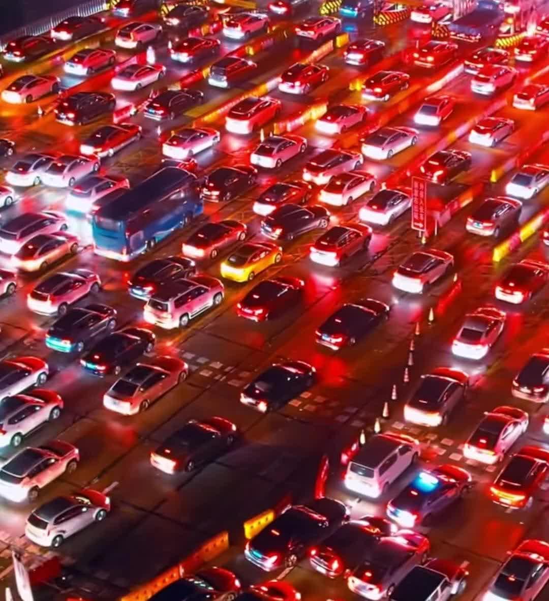 成都这个五一真是人挤人，比春节还疯狂。原以为春节是旅游高峰期，没想到五一更火爆，