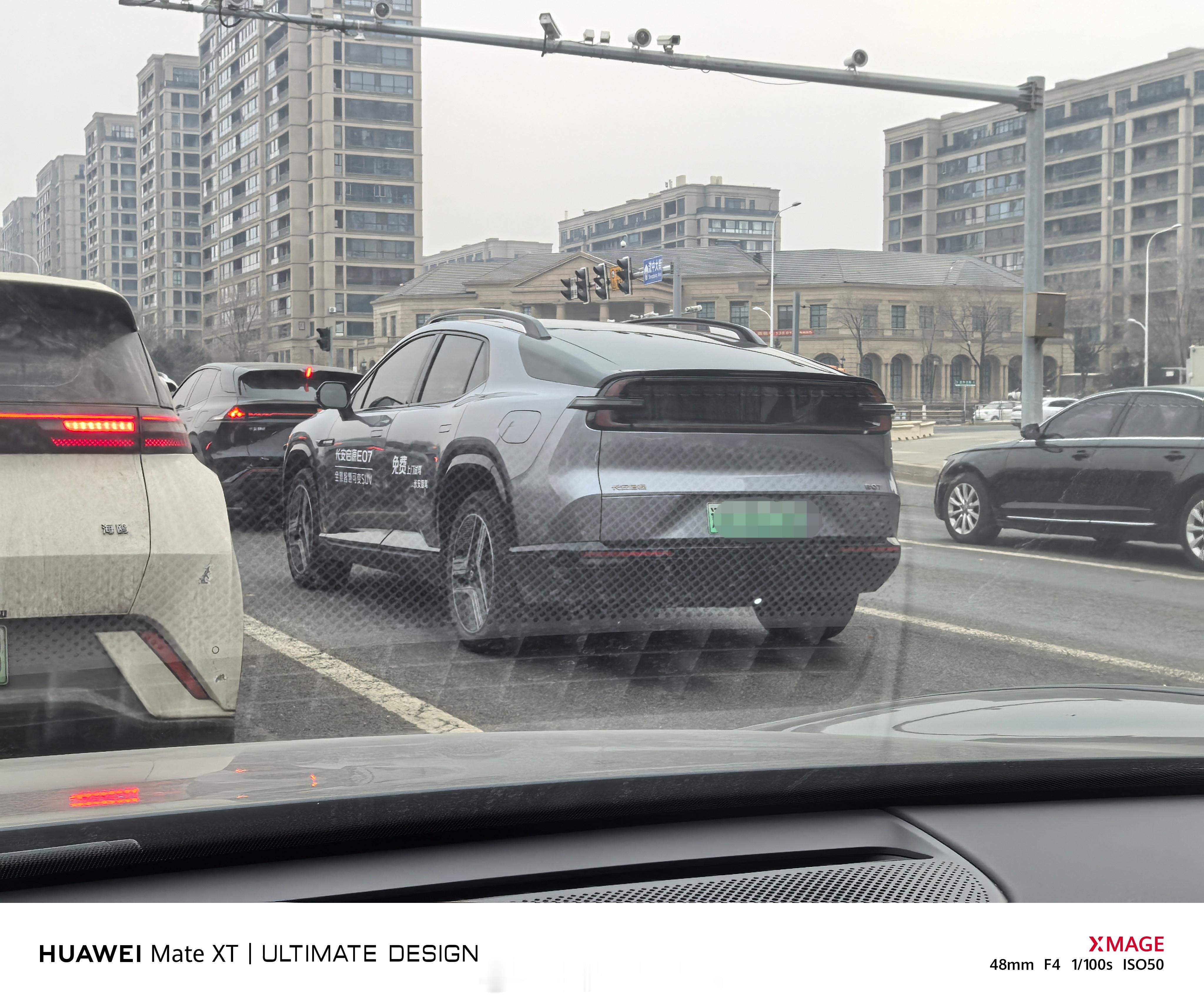 在路上看见活的长安启源E07了。这车屁股真别致。 