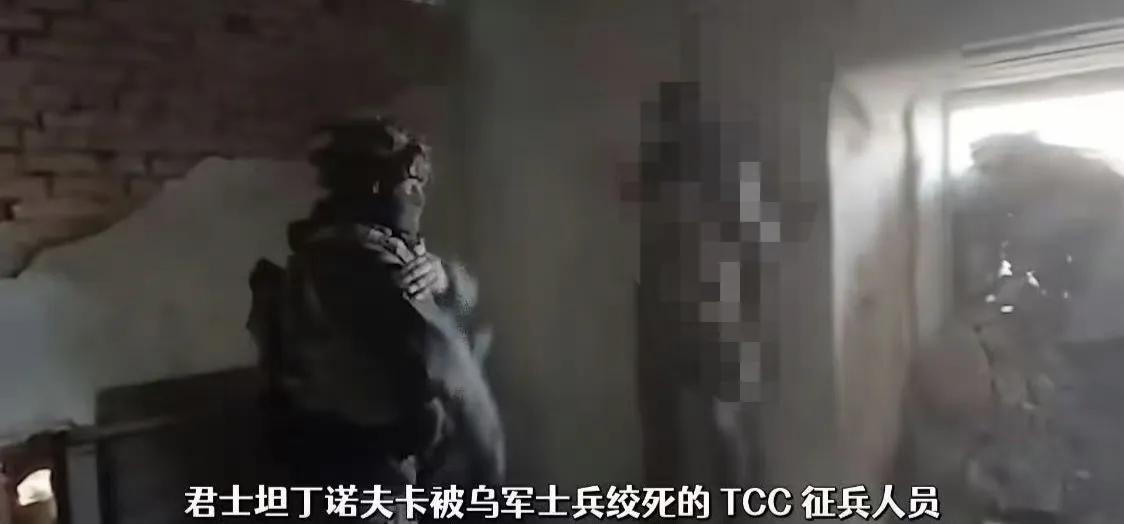 俄军南部集群在顿河康斯坦丁诺夫卡搜到一栋楼，墙上吊着个人 —— 后来认出来，是乌