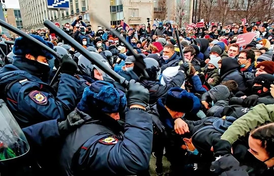 重压之下，造反是必然的。俄罗斯巴什科尔托斯坦共和国发生大规模骚乱，矛头直接对准普