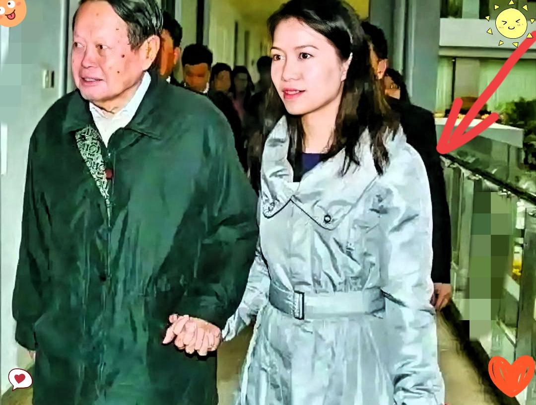 说翁帆这二十年婚姻是“开了挂”，
倒不如说她把婚姻过成了自我成长的“升级场”！