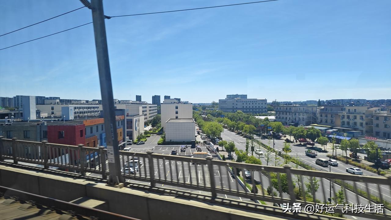 短暂的杭州之旅画上句号，此刻已经坐在开往上海的高铁上。望着窗外飞速倒退的田野楼房