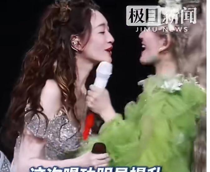 太意外了！5 月 5 日谢娜成都演唱会，李小冉刚上台就突然泪崩情绪失控，本以为只