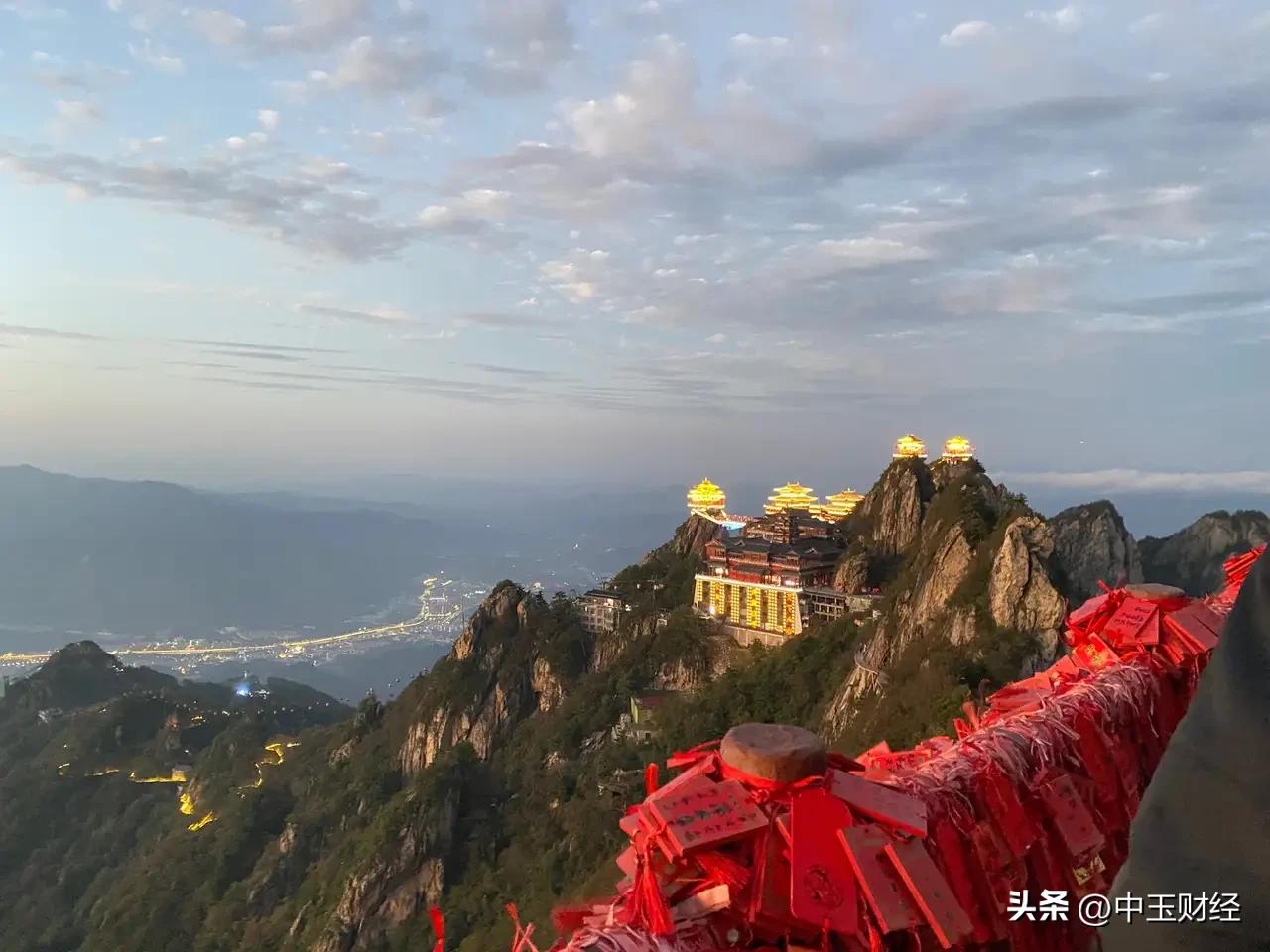 发张你手机里最美的夕阳照可以吗夕阳下的老君山金顶，美不胜收！日落夕阳美景老君山旅