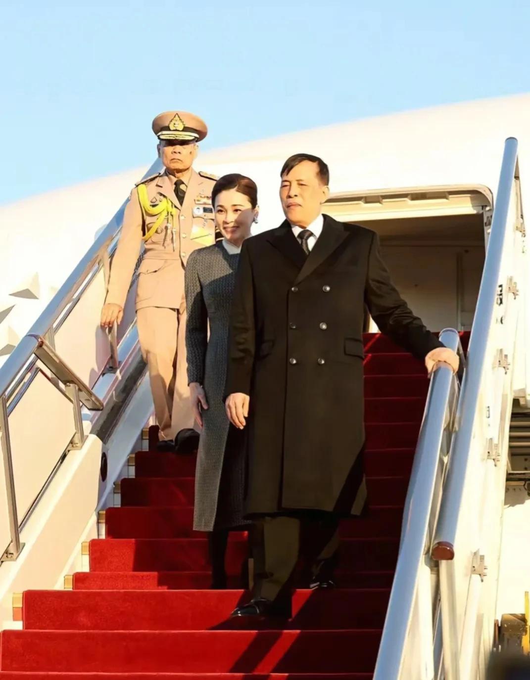 11月13日，泰王与王后苏提达到访中国，苏提达的优雅气质着实让人过目难忘，不是吗