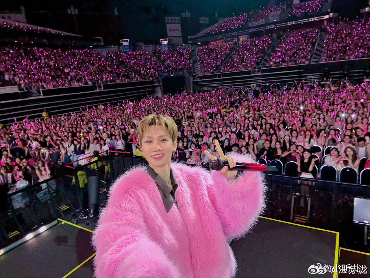 汪苏泷就这么走进我镜头汪苏泷就这么走进我镜头，还对着我这边温柔饭撒，距离近到能看