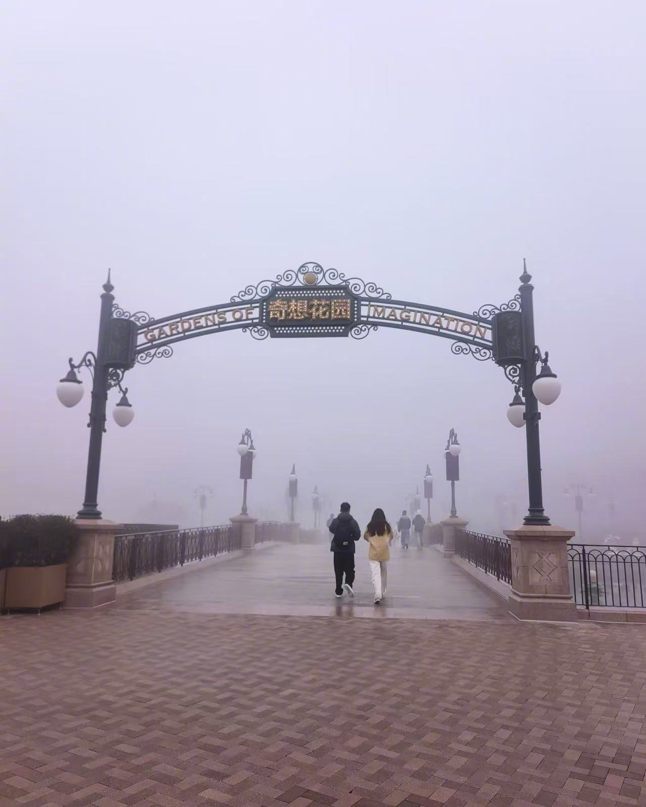 上海迪士尼爆改寂静岭电影《重返寂静岭》今天宣布在北京超前观影，上海同步进入寂静岭