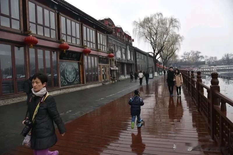 宰客这种事真的很让人气愤。就像哈尔滨出租车宰客事件，小伙儿被多绕路还不认账，多坑