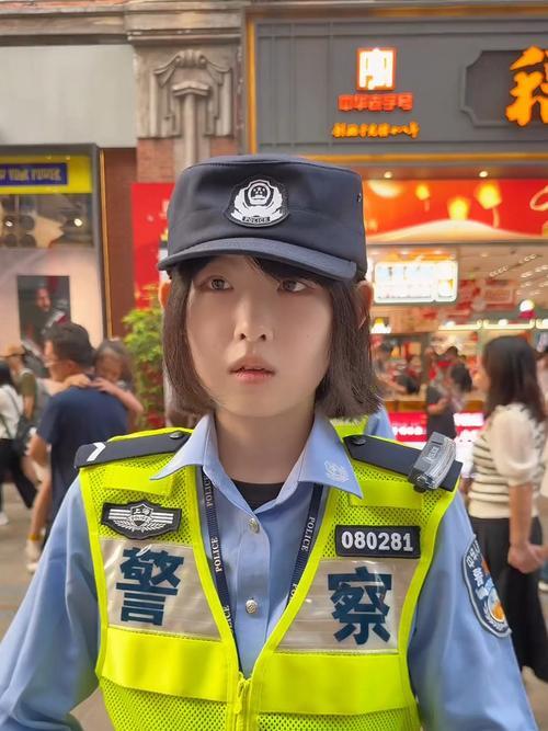上海街头惊现“大耳朵图图”版女学警，又美又飒超吸睛！她身姿挺拔，执行任务时干练利
