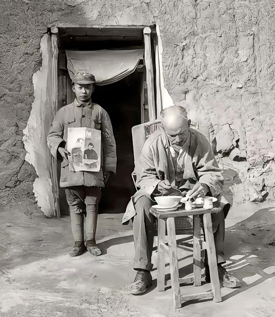 美元的丰厚待遇，不远万里来到中国，每月只领边区币5元 ，为了中国人民的解放事业，