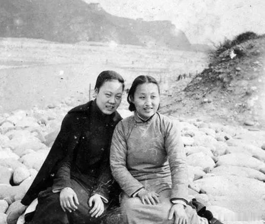 1945年，黄凝素将女儿拉到房间，语重心长地对她说：“你那个女同学，以后别让她来