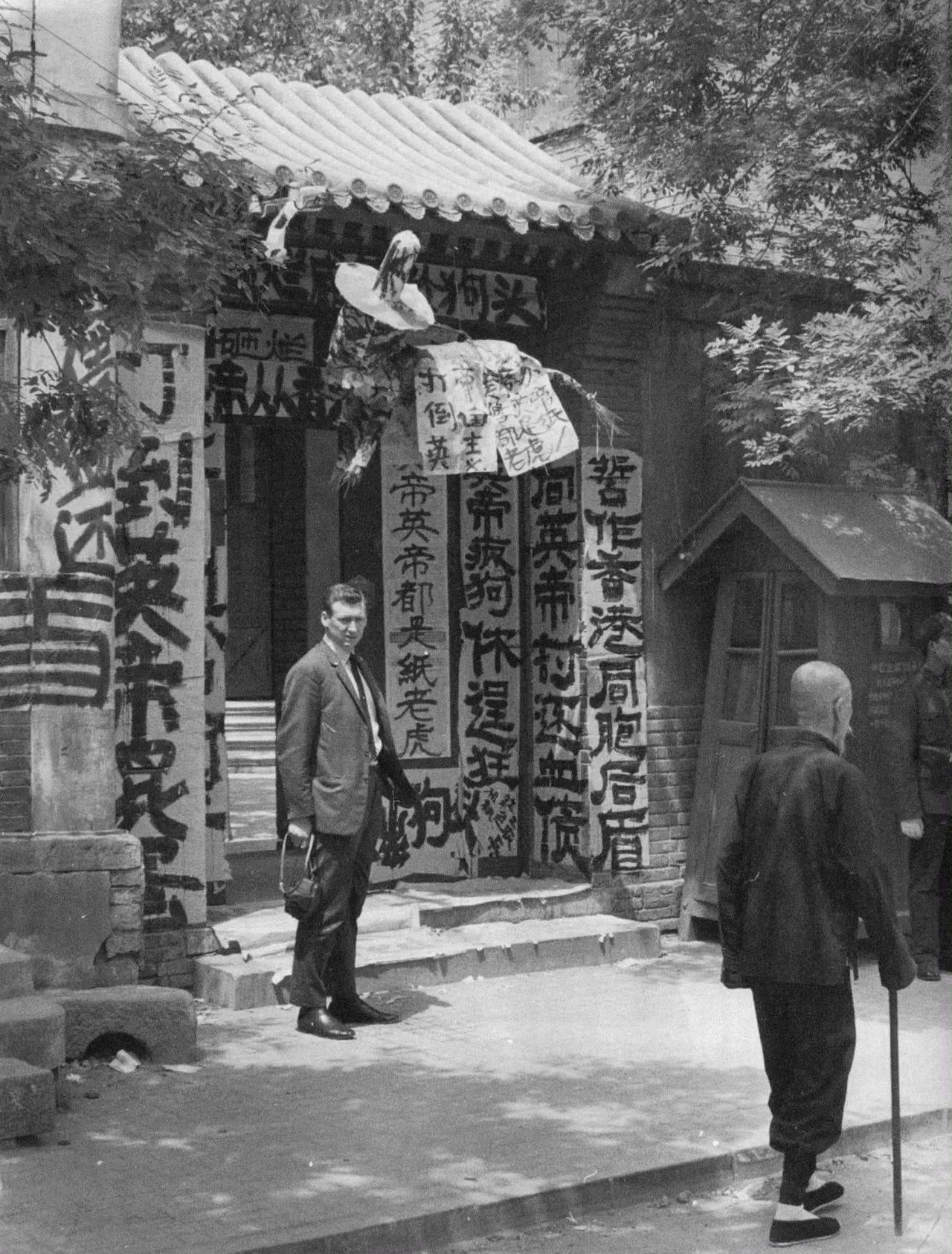 这是1967年6月在北京拍下的真实一幕。
图里西装男子，是路透社外国记者安东尼·