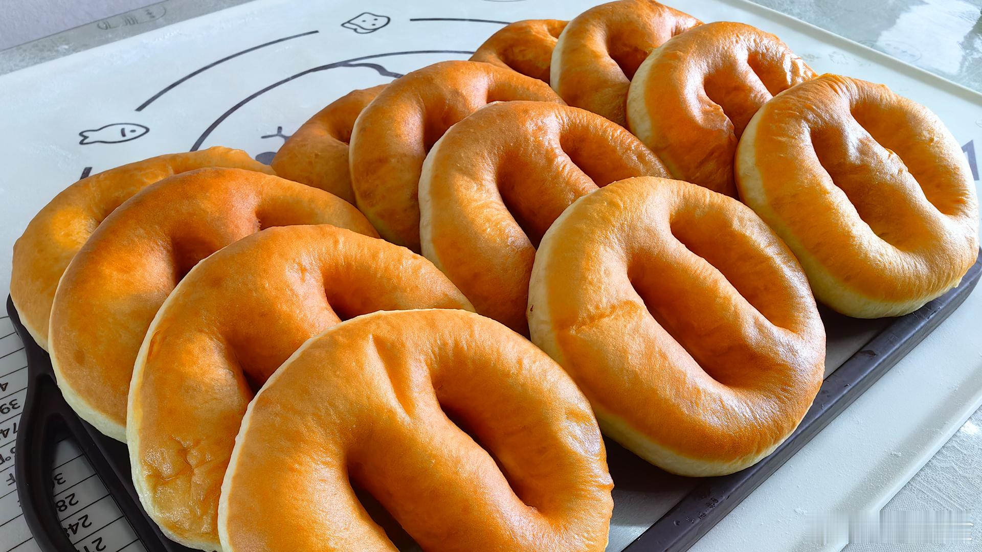 村里大妈教的炸饼做法确实朴实又实用，做出来的炸饼外酥里软、不吸油，吃起来特别香！