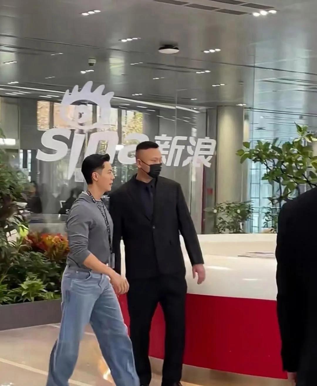 陈伟霆到新浪扫楼，身材健硕了不少！看起来都是肌肉，不像是不自律的肥胖，所以是他故