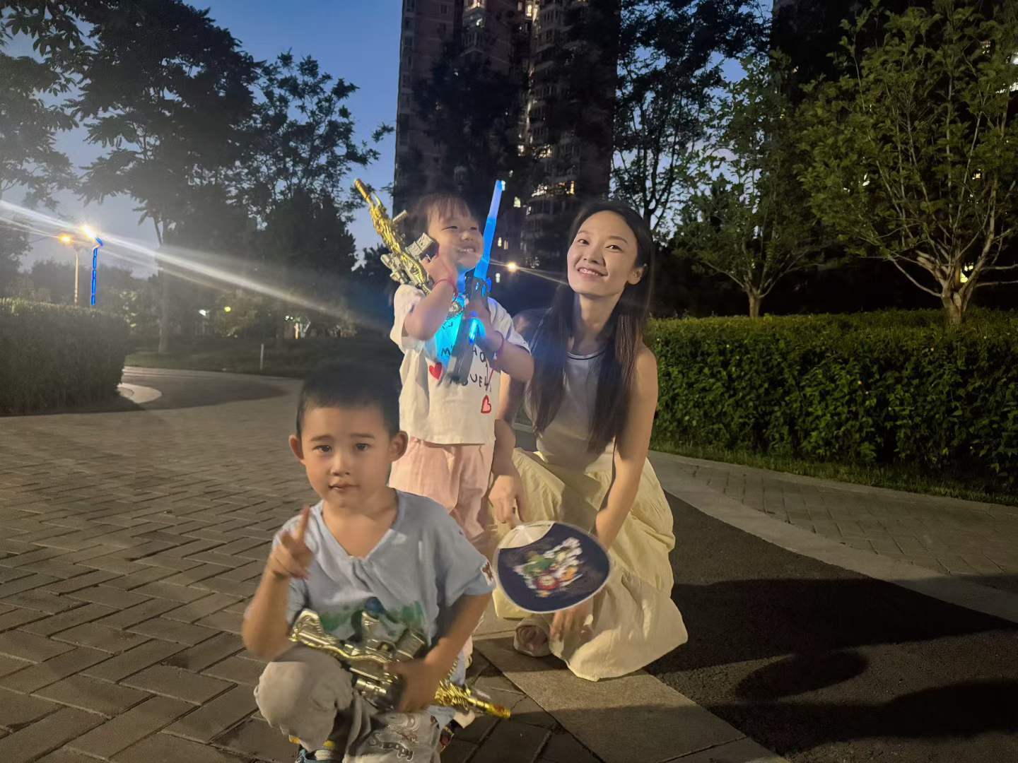 昨天晚上没有课，必须陪小朋友公园玩起来！跑来跑去！叽叽喳喳！我老有小孩缘儿，他们