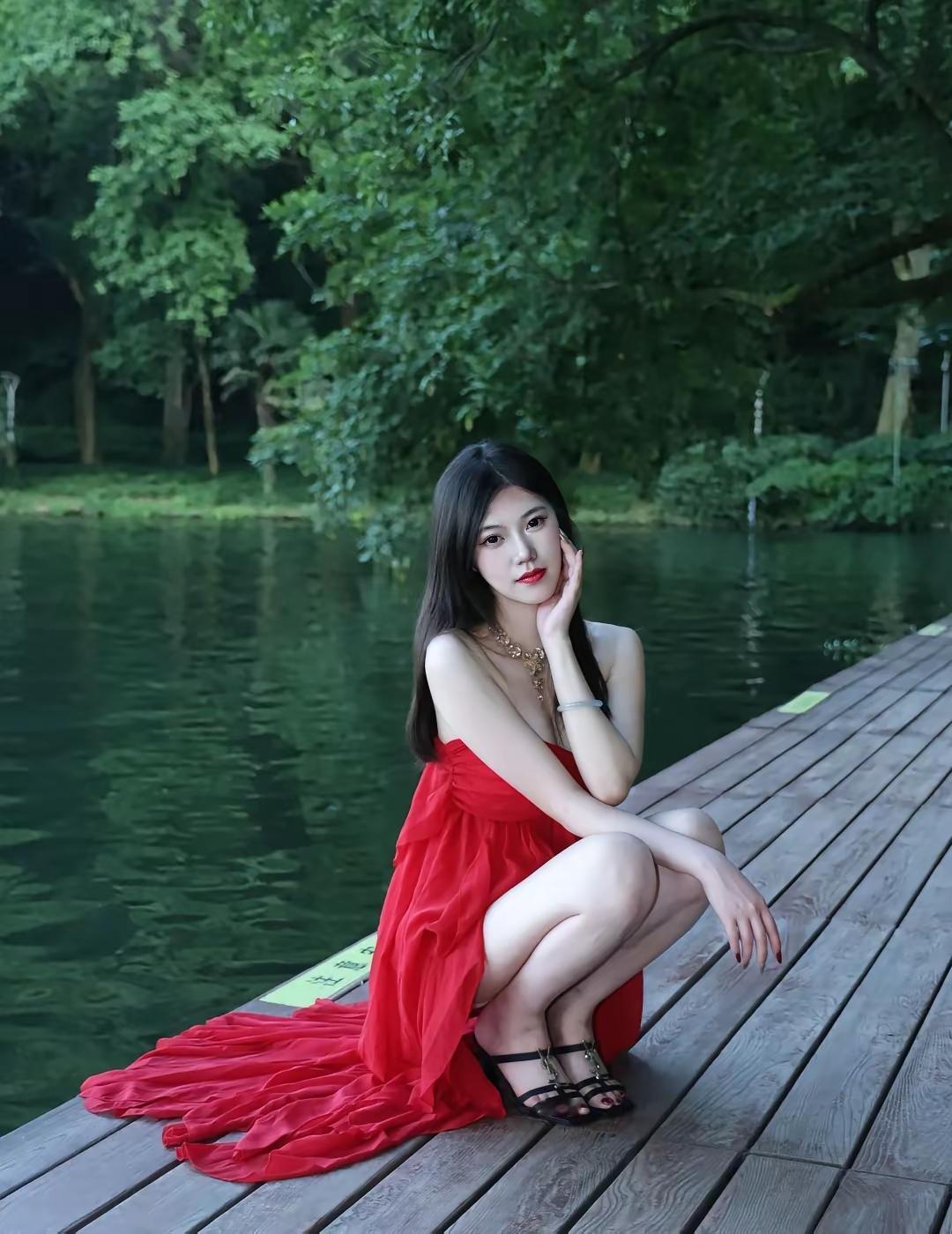 西子湖畔，红裙碧水绿树，堪与西子媲美乎！
 西湖