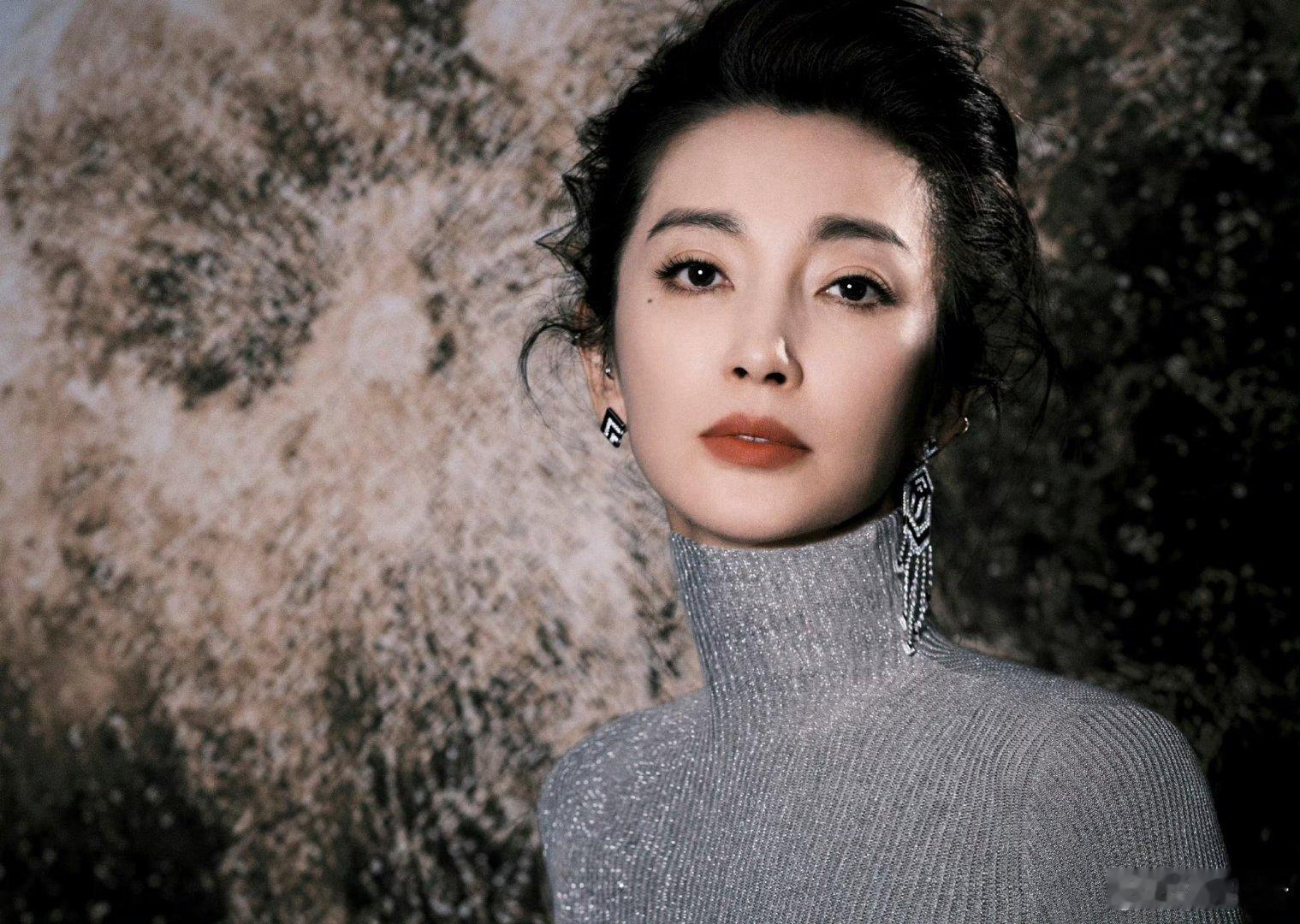 李冰冰的硬照表现力太强了，无论是哪种风格都能轻松驾驭，大花之所以是大花！ 