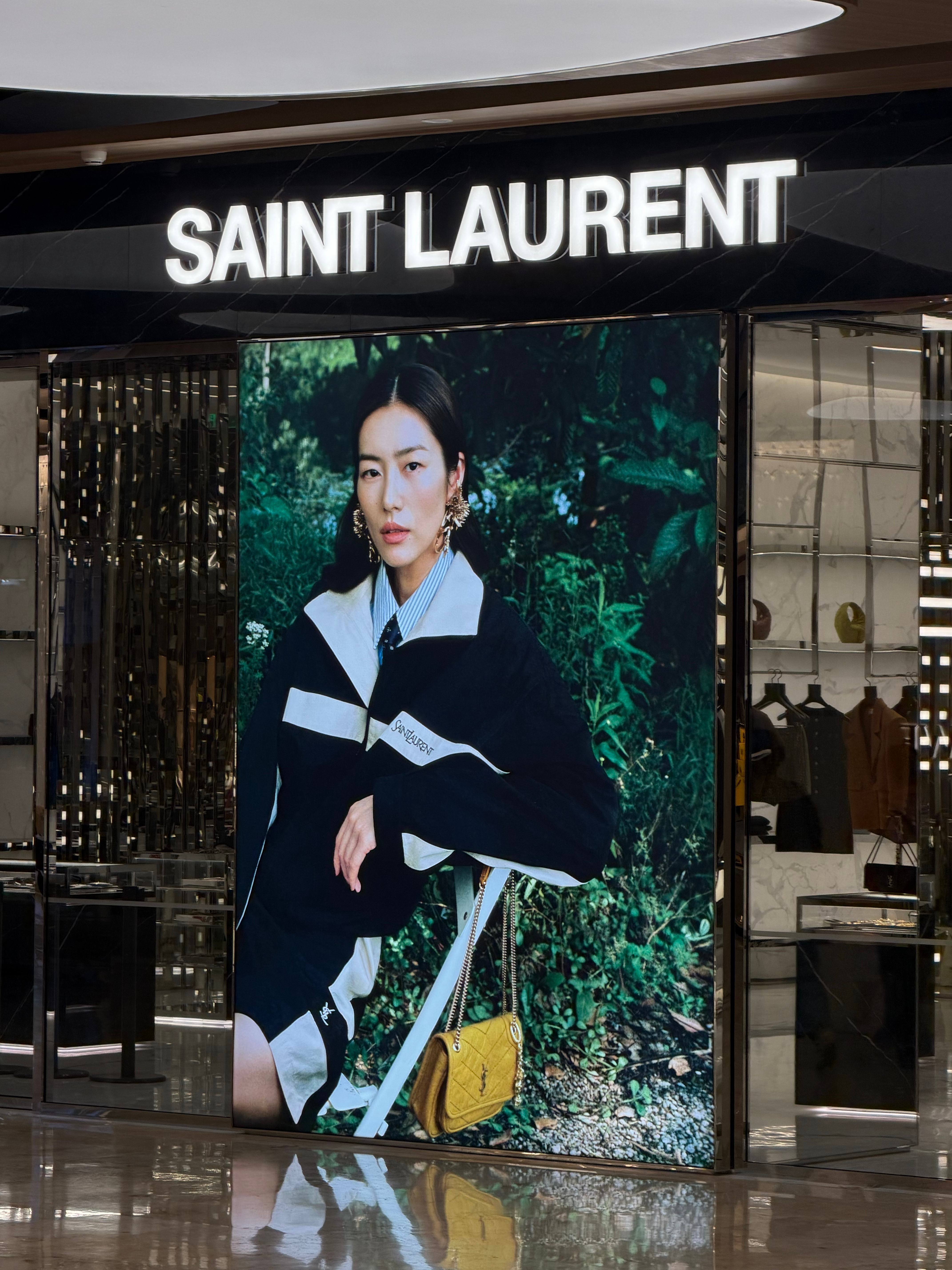 刘雯SAINT LAURENT七夕广告线下投放p1 南京德基投放（图源