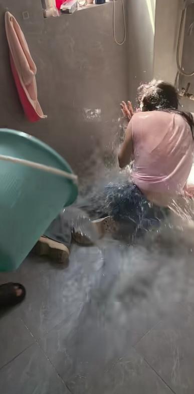 活该！这是出轨的下场。妻子出轨被丈夫发现，没吵，没闹，没打，趁妻子上洗澡间，掂了