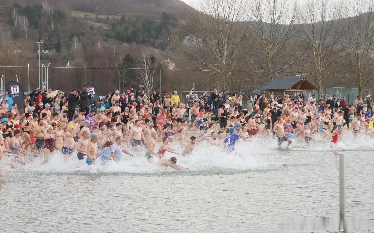 这么疯狂吗？都零下了还去冬泳？🧊❄️
新年之始，一些勇敢的德国人会跳入冰水中，