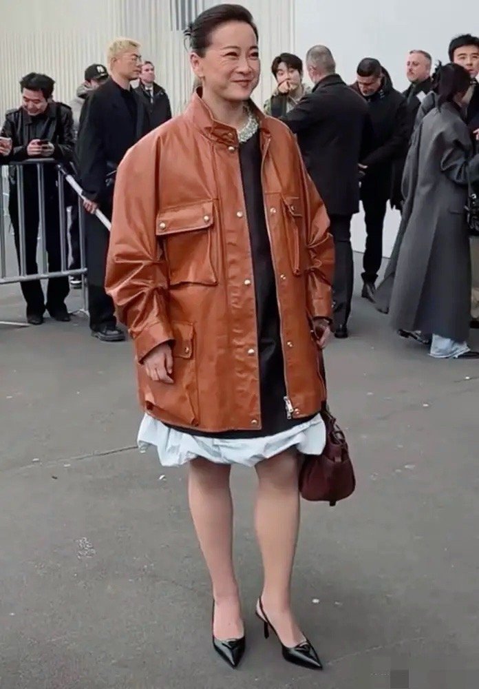 贾玲亮相Prada米兰男装周，这身宽大皮衣穿得一点也不好看，时尚感全无，pose