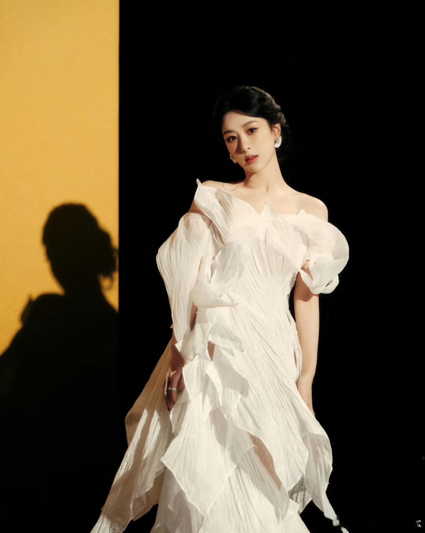 杨紫白玉兰最佳女主提名公式照杨紫白玉兰最佳女主提名公式照也太出圈了！一身干净雅致